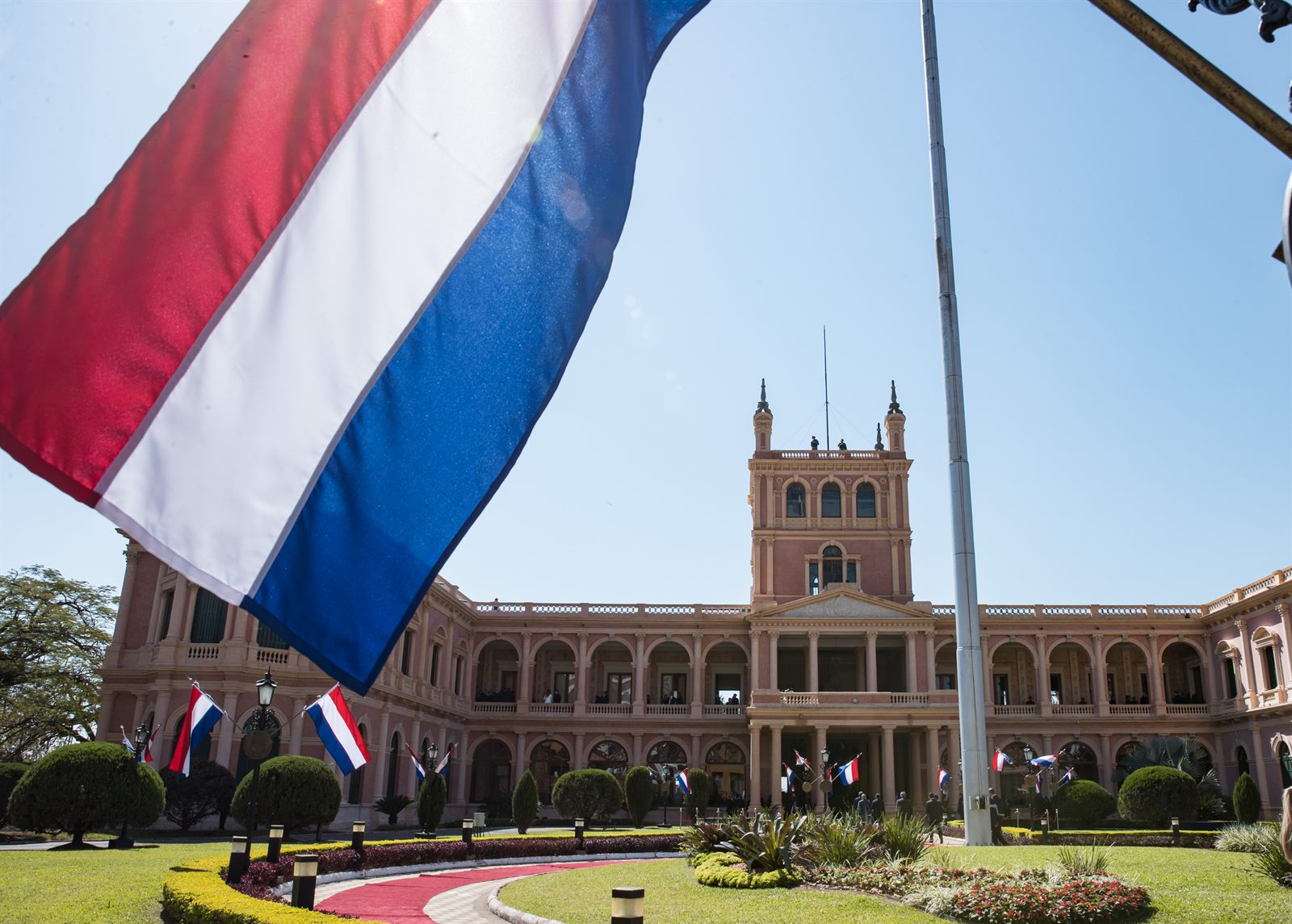Palacio de los López y la bandera de Paraguay en Asunción